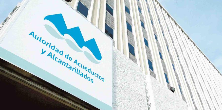 Brigadas de la Autoridad de Acueductos y Alcantarillados trabajan en las reparaciones. (GFR Media) (horizontal-x3)