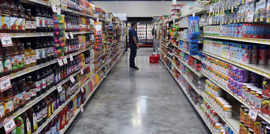 Un hombre observa los estantes en el supermercado. (GFR Media) (horizontal-x3)