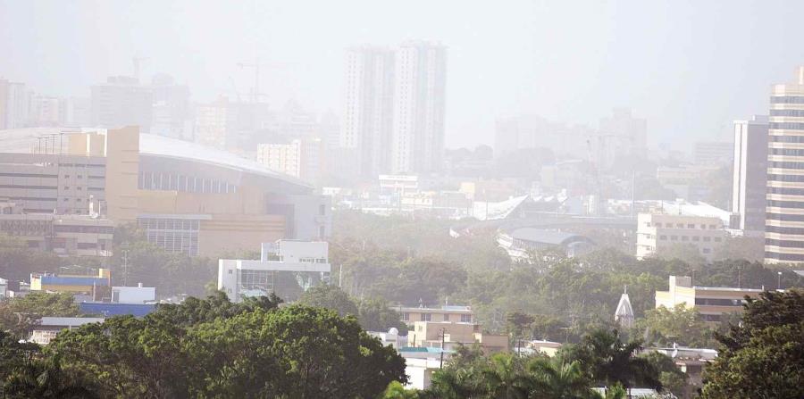 Imagen de archivo de la bruma del polvo del Sahara sobre Hato Rey. (GFR Media) (horizontal-x3)