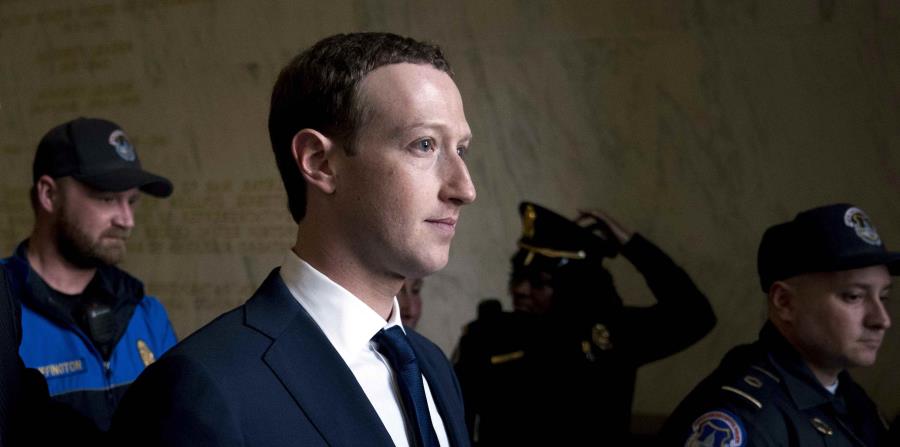 el director general de Facebook, Mark Zuckerberg, sale tras declarar ante el comité de Energía y Comercio de la Cámara de Representantes, en el Capitolio, en Washington (horizontal-x3)