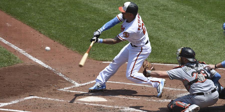 Jace Peterson pega un doblete de dos carreras por los Orioles de Baltimore en juego ante los Marlins de Miami el domingo 17 de junio de 2018, en Baltimore. (AP) (horizontal-x3)