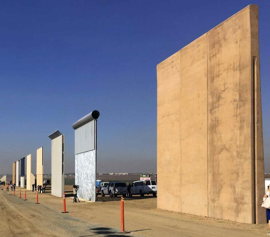 Prototipos de los muros en San Diego. (AP) (semisquare-x3)