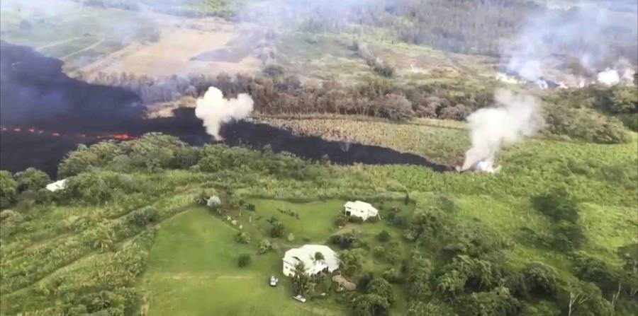 El Servicio Geológico de Estados Unidos mostró cómo los gases emanan de una grieta cerca de Pahoa, Hawai. (AP) (horizontal-x3)