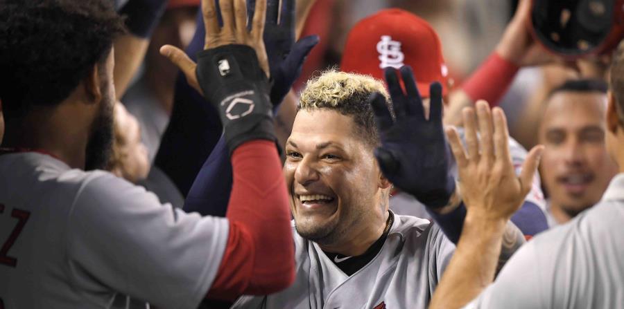 Yadier Molina sonríe mientras es felicitado por sus compañeros de equipo en el dugout. (AP) (horizontal-x3)