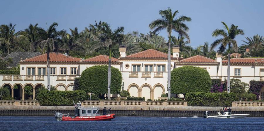 Dos botes de la Guardia Costera estacionados hoy, miércoles 18 de abril de 2018, afuera del resort Mar-a-Lago en Palm Beach, Florida. (EFE) (horizontal-x3)