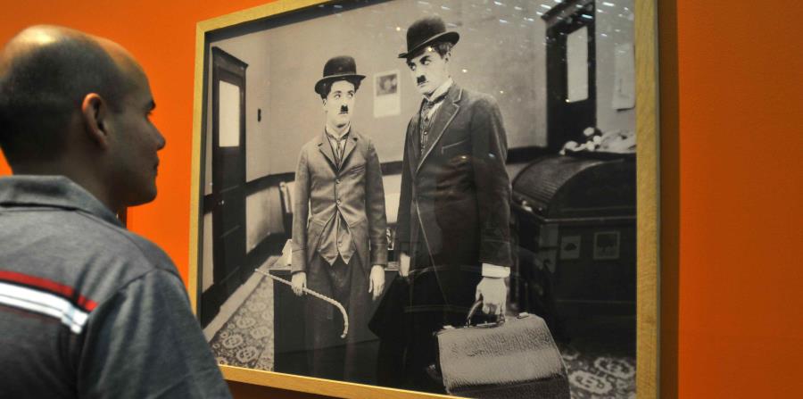 Un hombre observa un fotograma de una cinta del actor y director Charles Chaplin (horizontal-x3)
