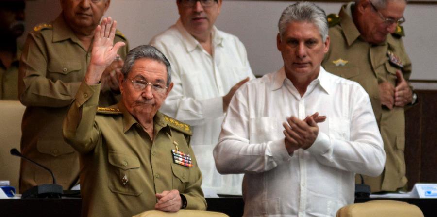 Miguel Díaz Canel (primer vicepresidente, derecha) y Raúl Castro Ruz (presidente) posan juntos para la cámara. (horizontal-x3)