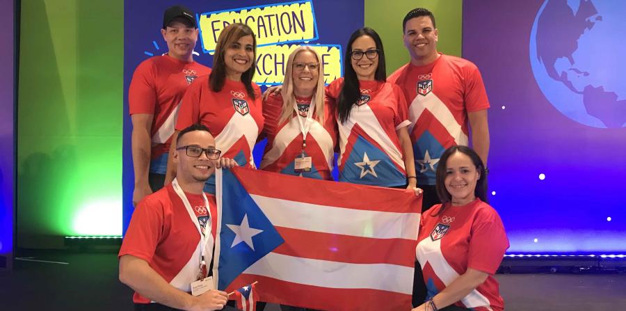 De izquierda a derecha, los maestros Emmanuel Bonilla, Keren Henríquez, Darlene Colón, Gretchen Torres, Neftalí Acevedo, Bryan Rivera y Viviane Fournier, en el escenario del Microsoft Education Exchange. (José Orlando Delgado Rivera) (horizontal-x3)