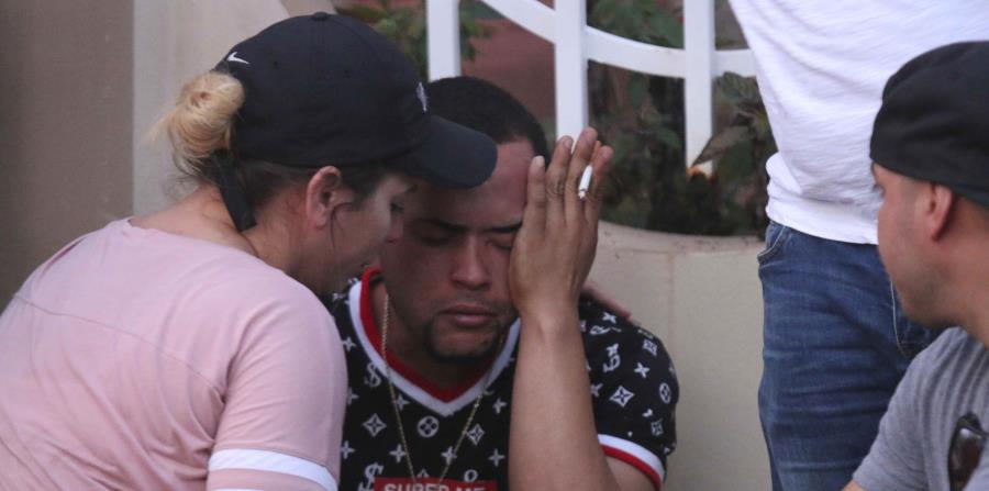 Eduardo Figueroa, hermano de la occisa, recibe apoyo emocional al enterarse que su hermana fue asesinada. (Nelson Reyes Faria / Especial El Nuevo Día) (horizontal-x3)