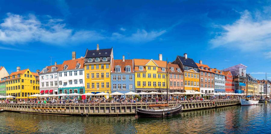 Puerto de Nyhavn, en Copenhague. (horizontal-x3)