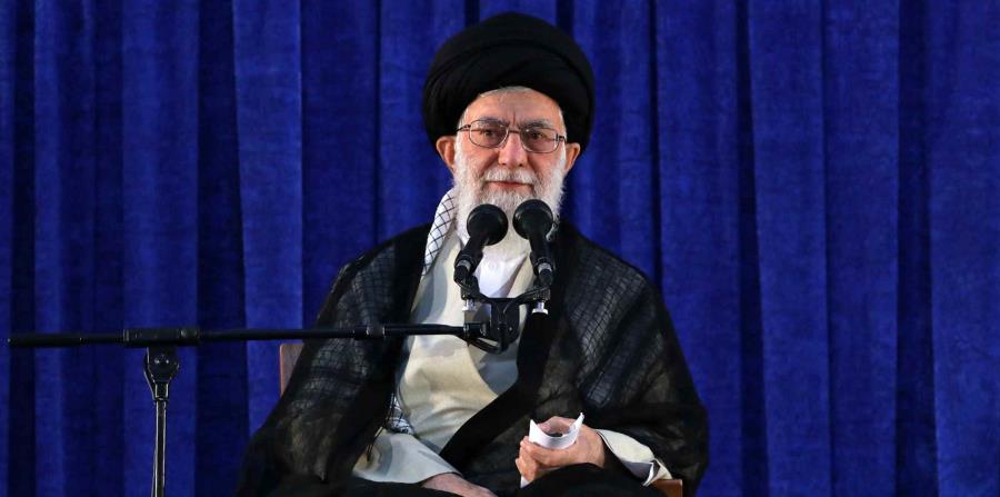 el líder supremo ayatolá Ali Jamenei asiste a una ceremonia marcando el 29no aniversario de la muerte del fundador de la revolución, el ayatolá Jomeini, en su mausoleo a las afueras de Teherán, en Irán (horizontal-x3)
