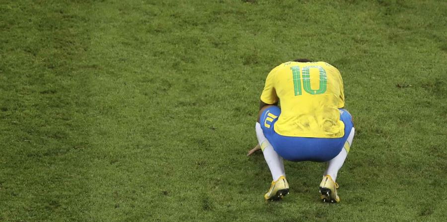 Neymar se lamenta tras la eliminación de su equipo ante Bélgica en los cuartos de final de la Copa del Mundo. (AP) (horizontal-x3)