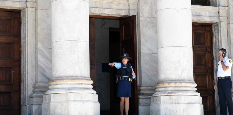 Agentes de la Policía custodian las entradas al Capitolio. (horizontal-x3)