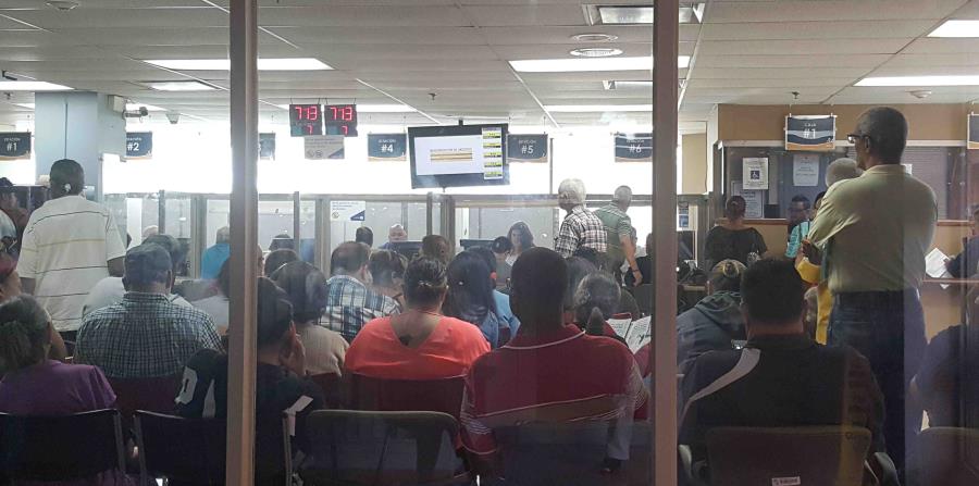 Cientos de personas esperan por ser atendidos en las oficinas de la AEE en Monacillos. (horizontal-x3)