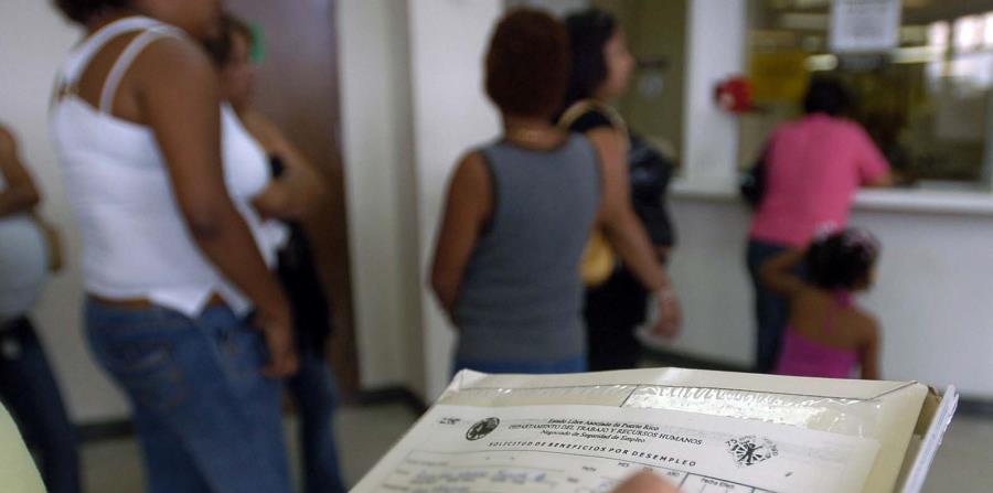 Imagen de la fila de desempleo en el Departamento del Trabajo, en Hato Rey. (Archivo / GFR Media) (horizontal-x3)