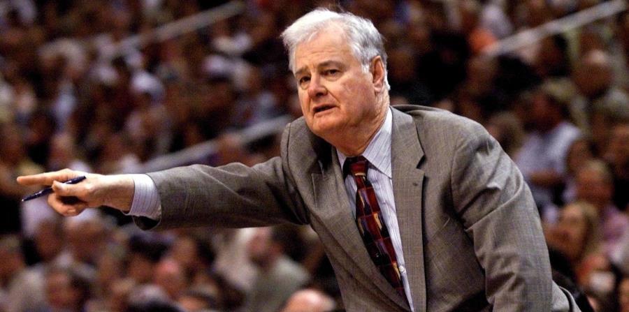 Tex Winter ganó dos campeonatos como dirigente de los Leones de Ponce en el BSN. (AP) (horizontal-x3)
