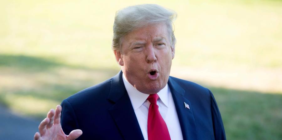 El presidente Donald Trump habla con periodistas en el jardín sur de la Casa Blanca, antes de poner rumbo a Europa.. (Agencia EFE/ Michael Reynolds) (horizontal-x3)