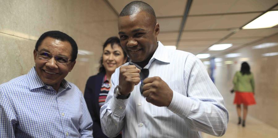 Félix 'Tito' Trinidad junto a su padre, Don Félix, en el tribunal de primera instancia de San Juan el pasado agosto. (GFR Media) (horizontal-x3)