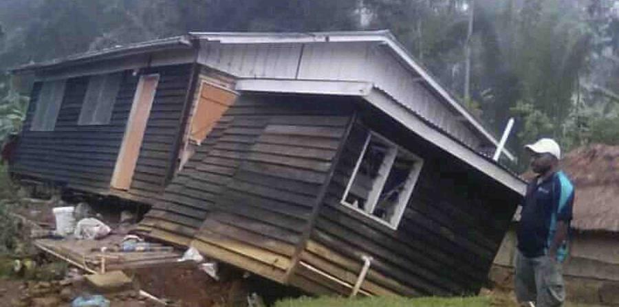 Un hombre ve su hogar colapsar tras un fuerte terremoto en la providencia de Hela, en Halagoli, Papúa Nueva Guinea. (AP) (horizontal-x3)