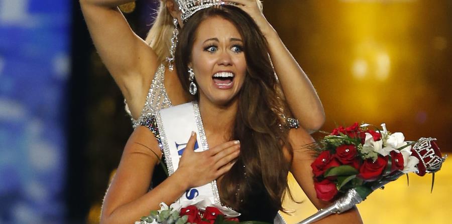 Cara Mund en el momento en que le ponen la corona (horizontal-x3)