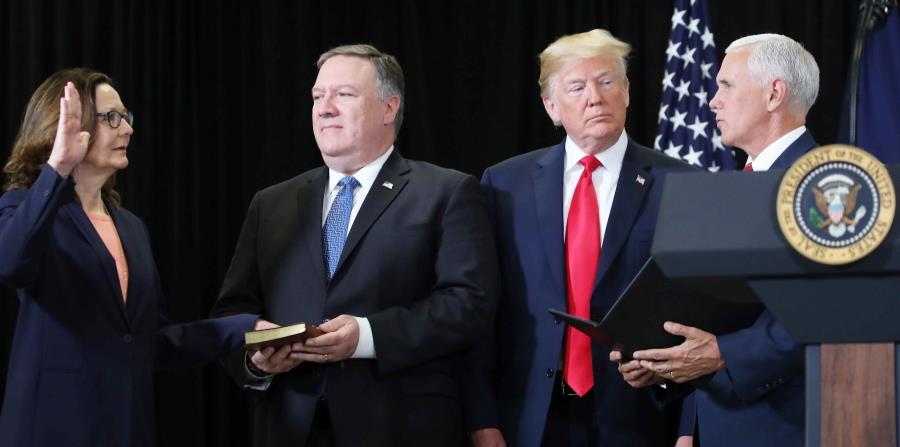 Gina Haspel juramenta como nueva directora de la CIA junto al Secretario de Estado, Mike Pompeo; el presidente de Estados Unidos, Donald Trump y el vicepresidente, Mike Pence. (EFE) (horizontal-x3)