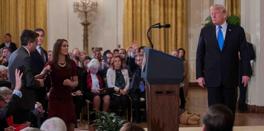 El presidente estadounidense, Donald Trump (d), increpa a Jim Acosta (i), corresponsal de la CNN en la Casa Blanca, durante una rueda de prensa en la Casa Blanca, en Washington (Estados Unidos), hoy, 7 de noviembre de 2018. (horizontal-x3)