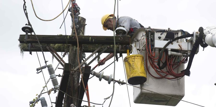 La AEE espera que para el viernes el 99% de los clientes sin energía eléctrica en la zona de San Juan ya cuenten con el servicio. (horizontal-x3)