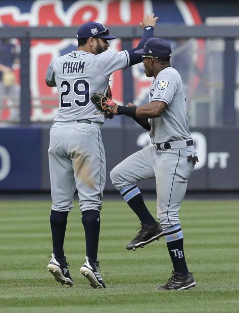 Tommy Pham (izquierda) y Mallex Smith celebran la victoria. (AP) (vertical-x1)