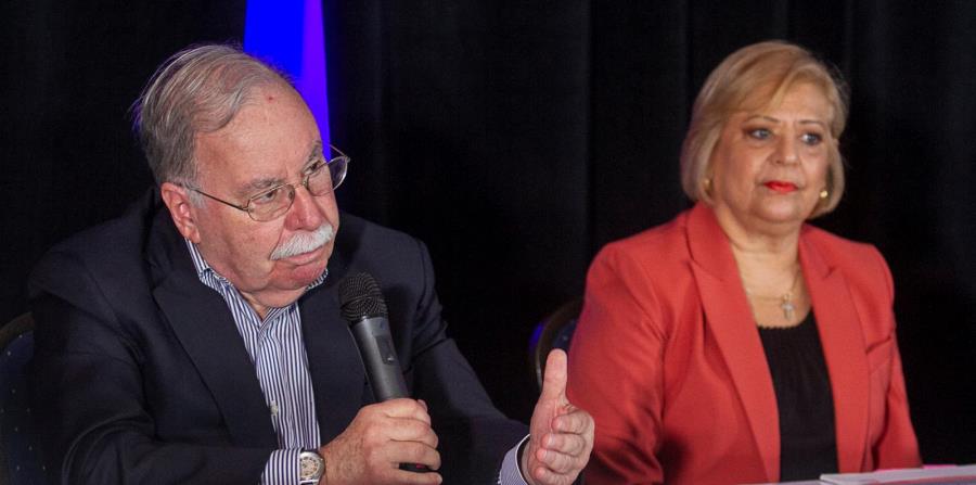 El economista José Joaquín Villamil, presentó ayer los resultados de una encuesta sobre el consumo local encomendada por la organización Empresarios por Puerto Rico, que preside Enid Monge, a la derecha. (Suministrada) (horizontal-x3)