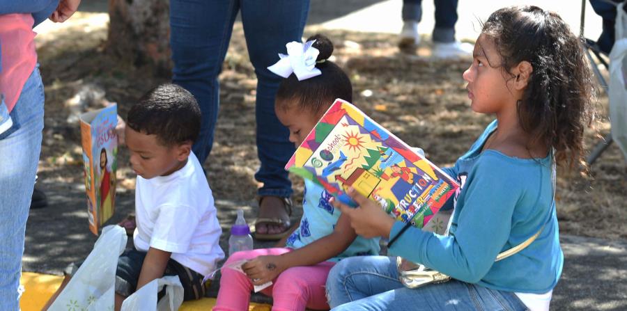 Varios niños muestran los artículos que les obsequiaron durante la actividad realizada en Santa Isabel. (horizontal-x3)