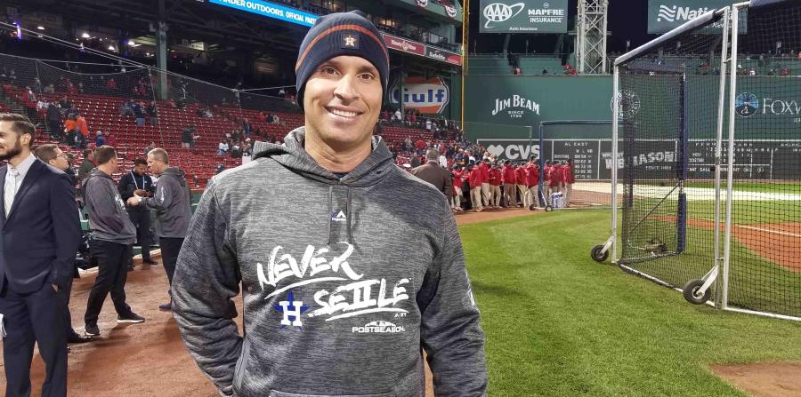 Josué Espada trabaja esta temporada como coach de banco de los Astros, la posición que Alex Cora ocupó en el 2017. (horizontal-x3)