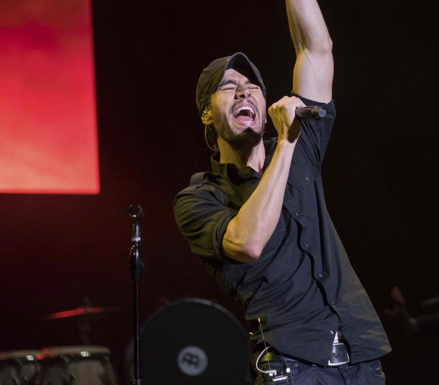 Enrique Iglesias presume el amor que tiene por sus hijos ante sus fans. (semisquare-x3)