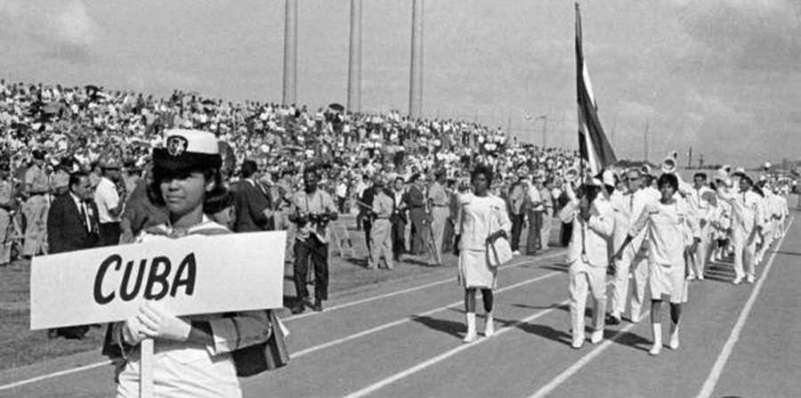 La delegación cubana que participó en los Juegos Centroamericanos y del Caribe de 1966 llegó a Puerto Rico en el buque Cerro Pelado, al que no se le permitió anclar en San Juan. (horizontal-x3)