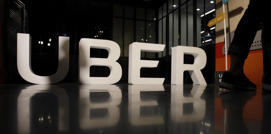 Uber modificó su aplicación para alertar, tanto a pasajeros como a conductores, si un vehículo se desviaba de la ruta establecida. (EFE / Ritchie B. Tongo) (horizontal-x3)