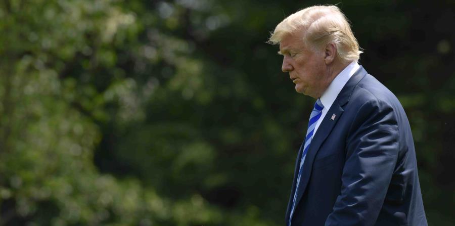 El presidente Donald Trump camina desde la Oficina Oval hasta el helicóptero presidencial en el Jardín Sur de la Casa Blanca (horizontal-x3)