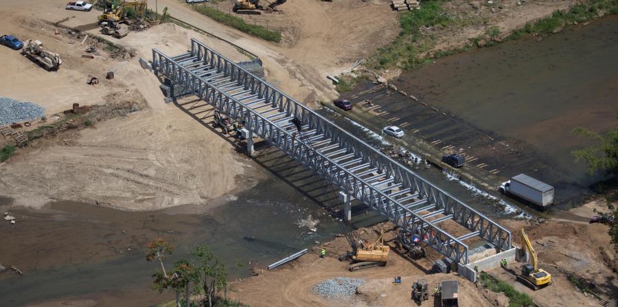 Cuando María azotó la isla, aún quedaban puentes temporeros instalados tras el huracán Georges hace 20 años. Arriba, un puente reparado en Morovis. (horizontal-x3)