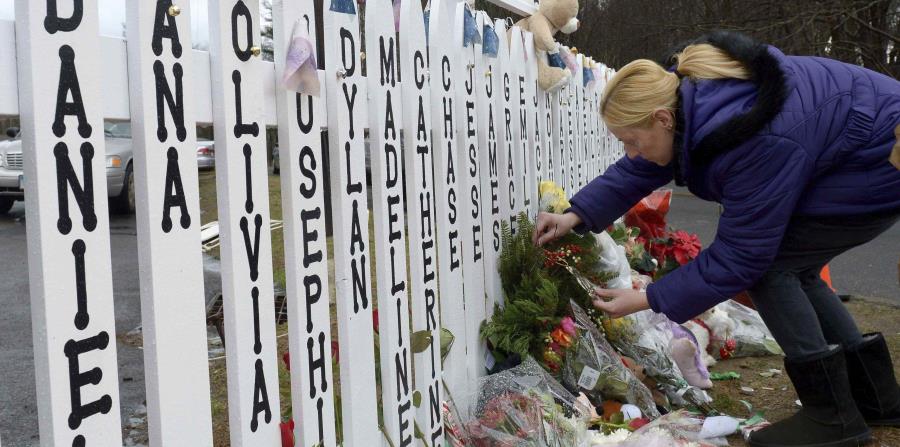 Mujer que amenazó a padre de víctima de Sandy Hook irá a la cárcel (horizontal-x3)