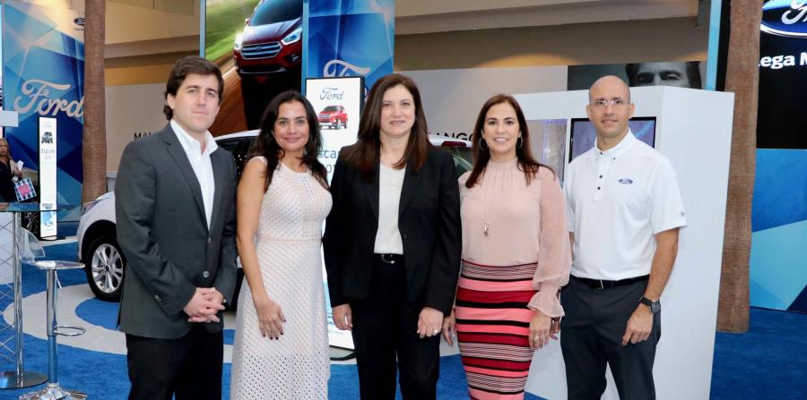 De izq. a der. parte del equipo de Ford en Puerto Rico: Andrés Villanueva, ventas; Lorraine Urdaz, gerente Mercadeo; Luz E. Del Castillo, gerente general Ford PR & CCA,Vivian Dávila, gerente de Comunicaciones; José Rivera, mercadeo.