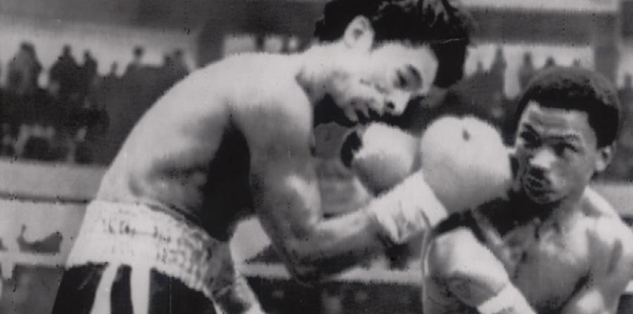 Esteban de Jesús golpea a Roberto Durán durante su reyerta del 1974 en Ciudad de Panamá. (horizontal-x3)
