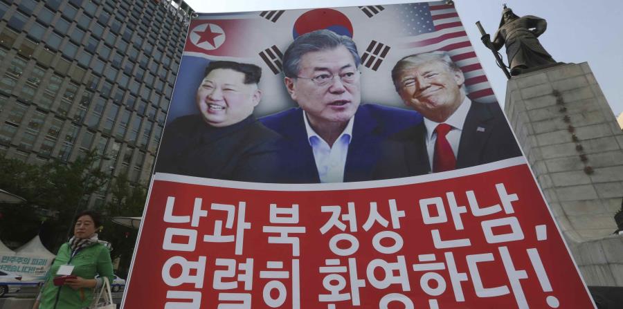 Un cartel desplegado en Corea del Sur muestra a los tres presidentes, Kim Jong-un, Moon Jae-in y Donald Trump. (horizontal-x3)