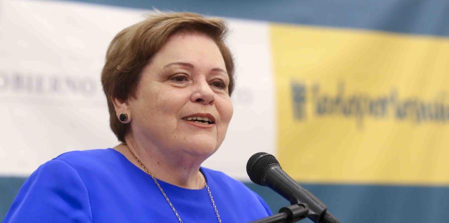 Aida Díaz, presidenta de la Asociación de Maestros, lamenta la determinación de cerrar 283 escuelas. (GFR Media) (horizontal-x3)