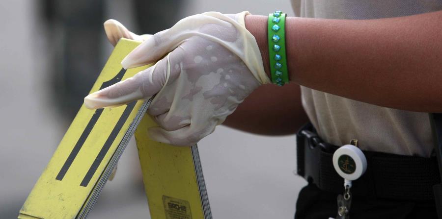 Un agente de Servicios Técnicos de la Policía de Puerto Rico identifica las pruebas halladas en la escena de un crimen. (GFR Media) (horizontal-x3)