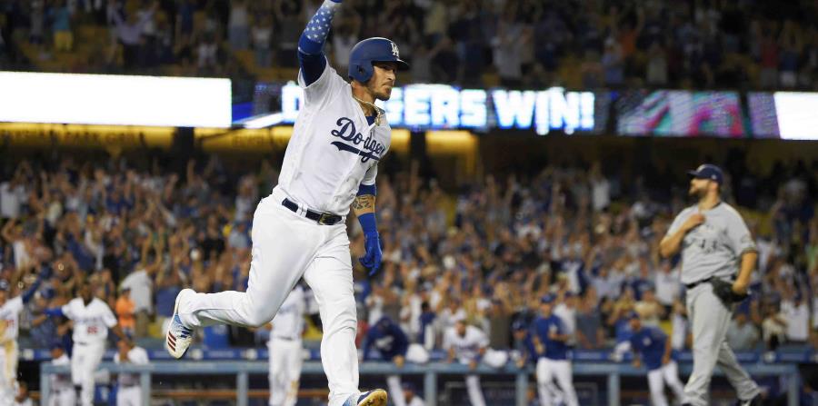 Yasmani Grandal celebra un cuadrangular de dos carreras en la décima entrada. (AP) (horizontal-x3)