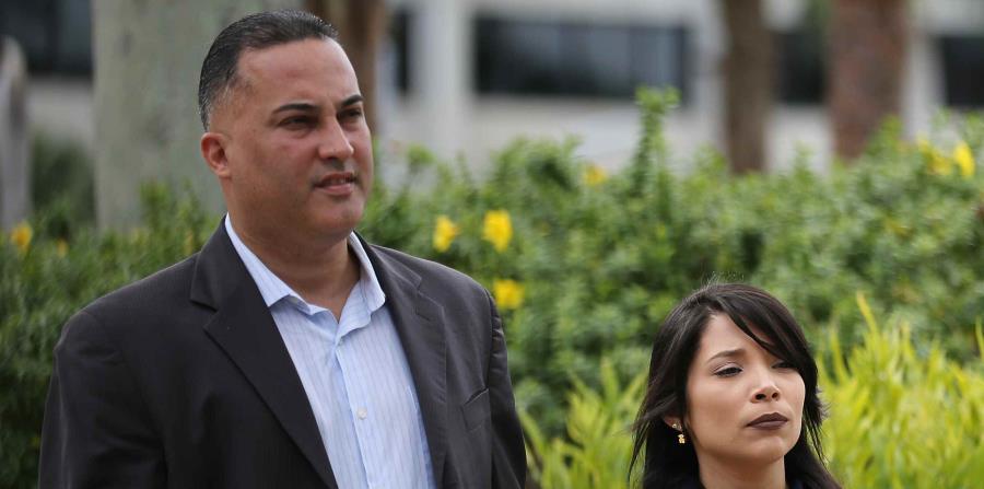 Miguel Sosa sale del tribunal acompañado de su pareja tras declararse culpable por cargos de fraude y corrupción. (horizontal-x3)