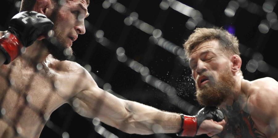 La pelea entre Khabib Nurmagomedov (izq) y Conor McGregor en Las Vegas el 6 de octubre del 2018. (AP Photo/John Locher) (horizontal-x3)