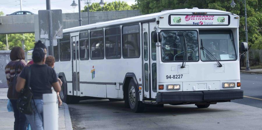 Una guagua se dispone a recoger a varios pasajeros. (GFR Media) (horizontal-x3)