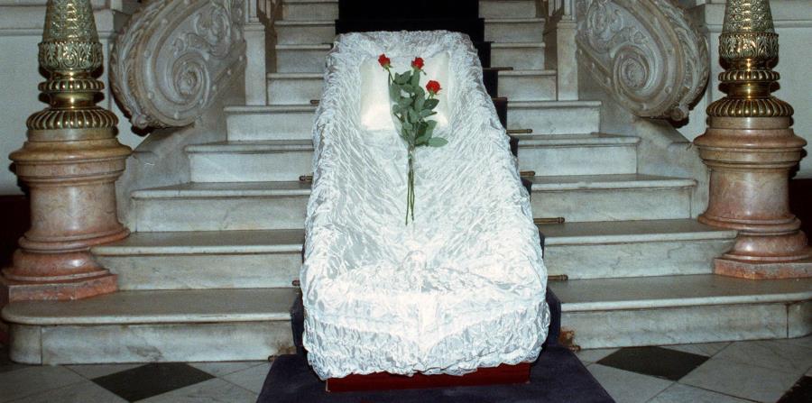 Una mujer duerme dentro de un ataúd para alejar la mala suerte y encuentra la muere (horizontal-x3)