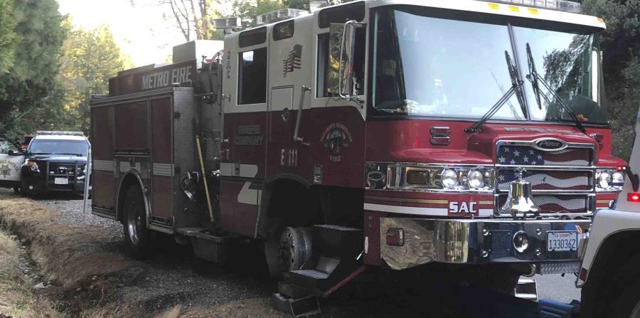 El camión de bomberos hurtado es remolcado al centro de reparación tras recibir daños durante la persecución. (Chris Vestal / Sacramento Metro Fire vía AP) (horizontal-x3)