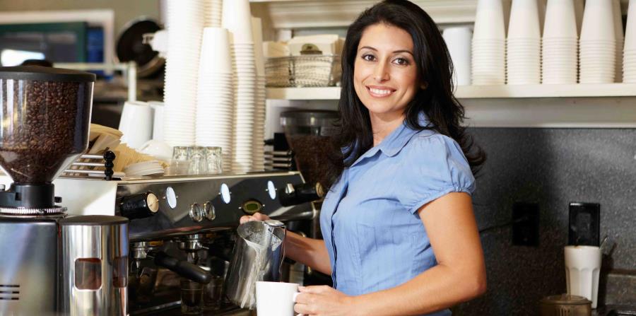 Mujer en cafetería (horizontal-x3)