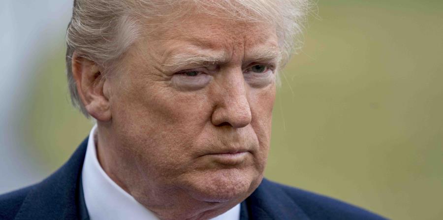 El presidente Donald Trump escucha una pregunta de la prensa antes de abordar el helicóptero presidencial en la Casa Blanca, en Washington, el viernes 23 de febrero del 2018. (AP) (horizontal-x3)